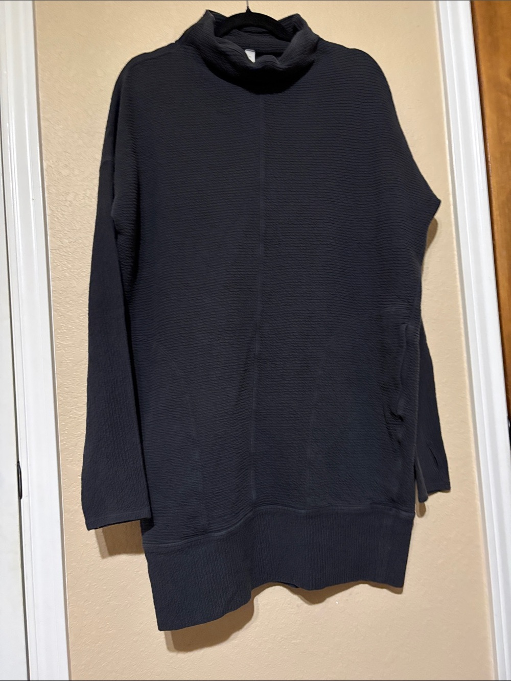 lululemon athletica Long Sleeve Tunic Top in Black